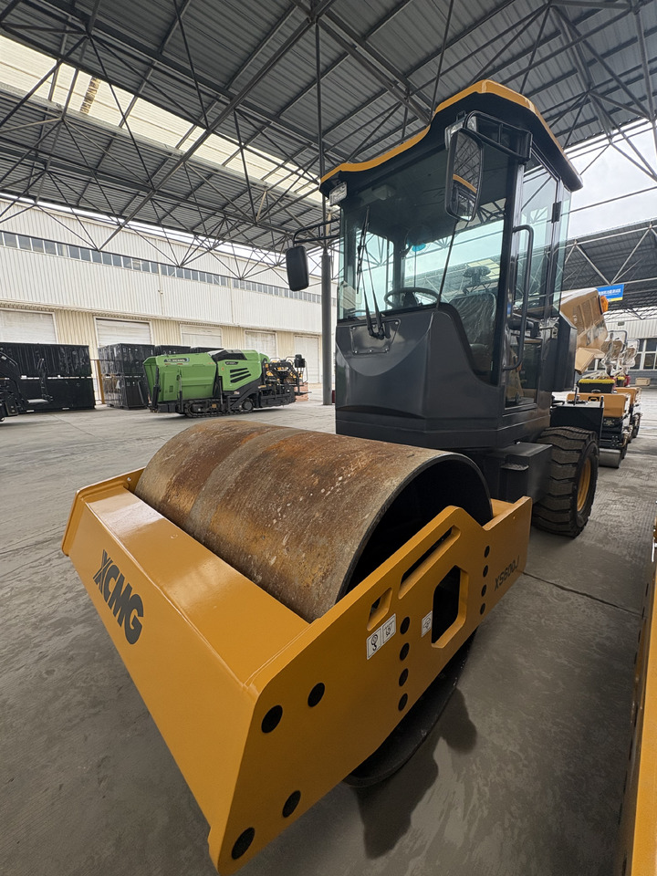 XCMG XS600J 6 ton small single drum Vibratory road Roller - Silniční válec: obrázek 4 XCMG XS600J 6 ton small single drum Vibratory road Roller - Silniční válec: obrázek 4