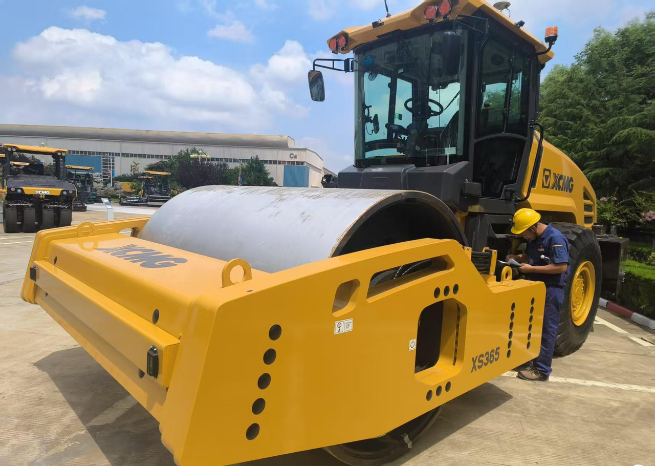 XCMG used XS365IV 36 Ton Vibratory Roller Compacator single drum price - Silniční válec: obrázek 4 XCMG used XS365IV 36 Ton Vibratory Roller Compacator single drum price - Silniční válec: obrázek 4