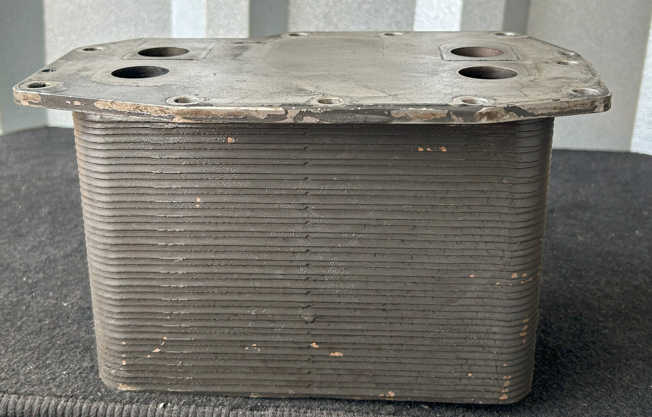 DAF XF 106 MX-11 44 OIL COOLER - Chladič oleje: obrázek 3 DAF XF 106 MX-11 44 OIL COOLER - Chladič oleje: obrázek 3