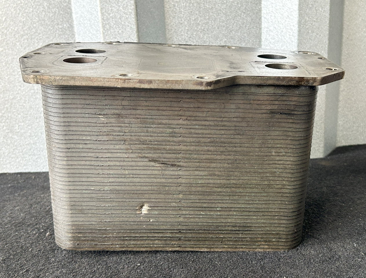 DAF XF 106 MX-11 44 OIL COOLER - Chladič oleje: obrázek 1 DAF XF 106 MX-11 44 OIL COOLER - Chladič oleje: obrázek 1