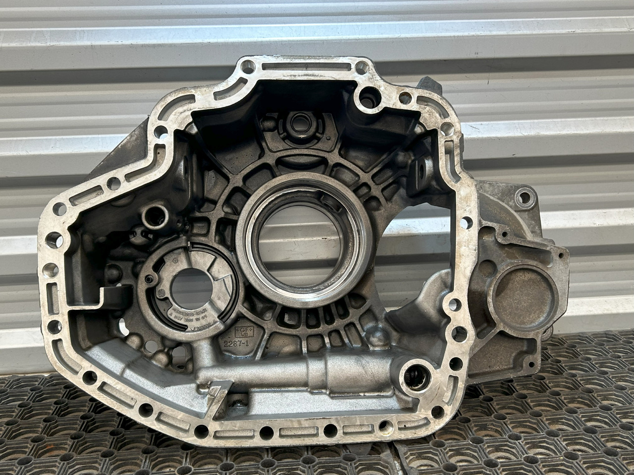 MERCEDES-BENZ AROCS MP4 GEARBOX REAR COVER G330-12 - Převodovka a díly: obrázek 1 MERCEDES-BENZ AROCS MP4 GEARBOX REAR COVER G330-12 - Převodovka a díly: obrázek 1