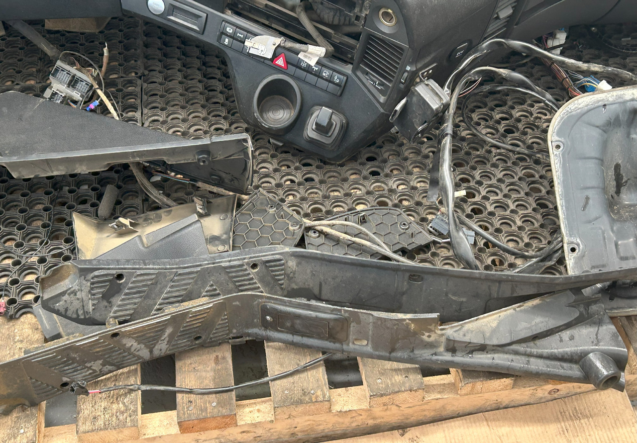 MERCEDES-BENZ KOMPLETNA PRZEKŁADKA WNĘTRZA - DESKA KONSOLA DO ANGLIKA MERCEDES AROCS MP4 - Kabina: obrázek 2 MERCEDES-BENZ KOMPLETNA PRZEKŁADKA WNĘTRZA - DESKA KONSOLA DO ANGLIKA MERCEDES AROCS MP4 - Kabina: obrázek 2