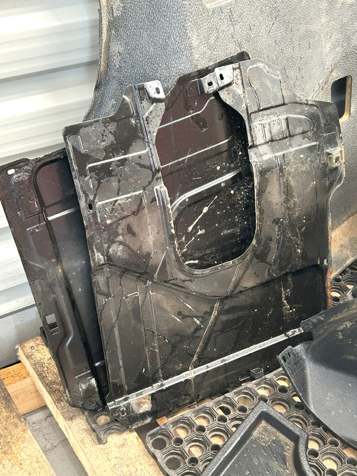 MERCEDES-BENZ KOMPLETNA PRZEKŁADKA WNĘTRZA - DESKA KONSOLA DO ANGLIKA MERCEDES AROCS MP4 - Kabina: obrázek 5 MERCEDES-BENZ KOMPLETNA PRZEKŁADKA WNĘTRZA - DESKA KONSOLA DO ANGLIKA MERCEDES AROCS MP4 - Kabina: obrázek 5