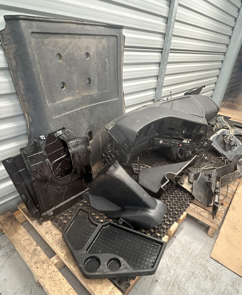 MERCEDES-BENZ KOMPLETNA PRZEKŁADKA WNĘTRZA - DESKA KONSOLA DO ANGLIKA MERCEDES AROCS MP4 - Kabina: obrázek 4 MERCEDES-BENZ KOMPLETNA PRZEKŁADKA WNĘTRZA - DESKA KONSOLA DO ANGLIKA MERCEDES AROCS MP4 - Kabina: obrázek 4