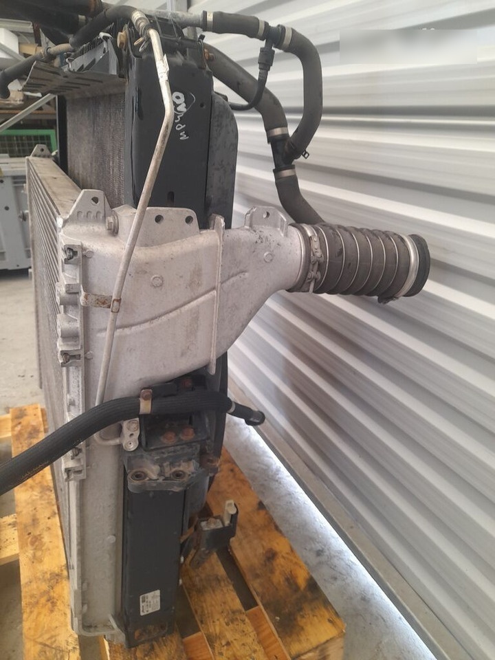 Mercedes-Benz ACTROS MP4 A9605000002 / A9605003601 Mercedes-Benz truck - Chladič pro Nákladní auto: obrázek 2 Mercedes-Benz ACTROS MP4 A9605000002 / A9605003601 Mercedes-Benz truck - Chladič pro Nákladní auto: obrázek 2