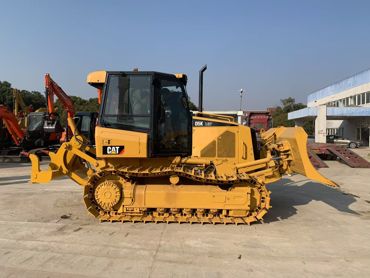 Caterpillar Bulldozer CAT D5G, D5K Good Price Japan Origin Tractor - Buldozer: obrázek 1 Caterpillar Bulldozer CAT D5G, D5K Good Price Japan Origin Tractor - Buldozer: obrázek 1