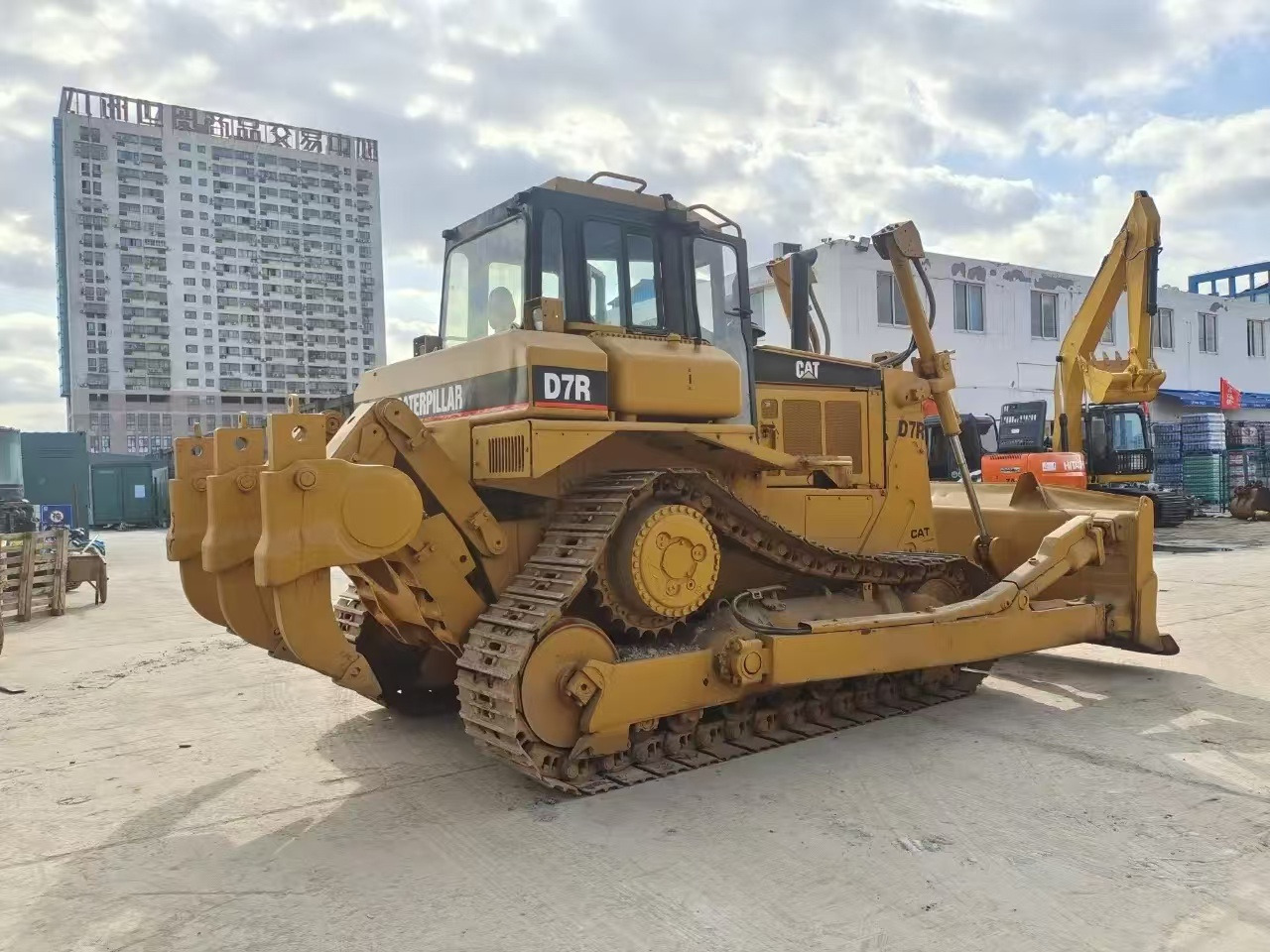 Caterpillar Secondhand Bulldozer CAT D7R Japan Origin Tracked Tractor - Buldozer: obrázek 1 Caterpillar Secondhand Bulldozer CAT D7R Japan Origin Tracked Tractor - Buldozer: obrázek 1