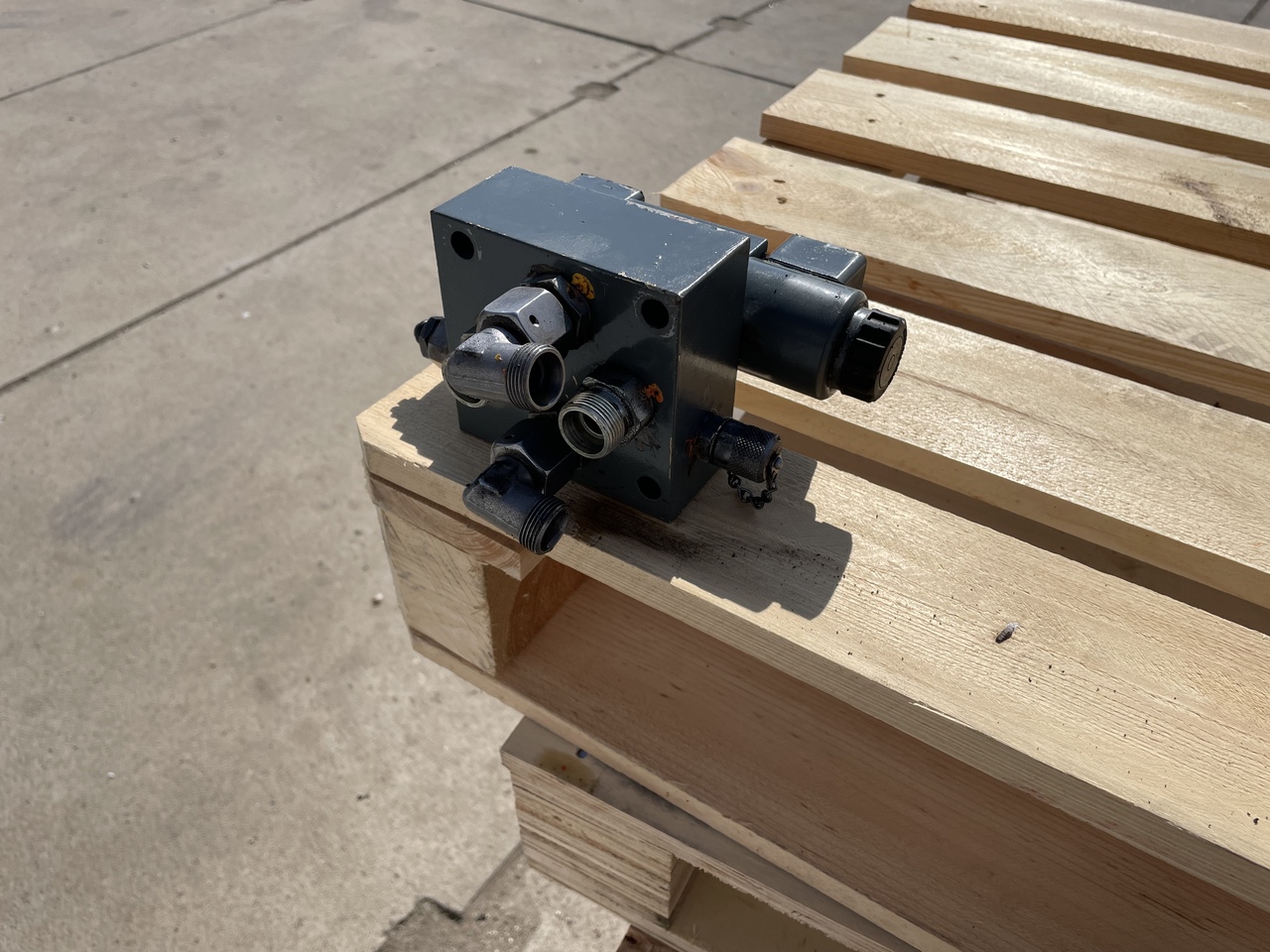 LIEBHERR R906 - Hydraulický ventil: obrázek 4 LIEBHERR R906 - Hydraulický ventil: obrázek 4