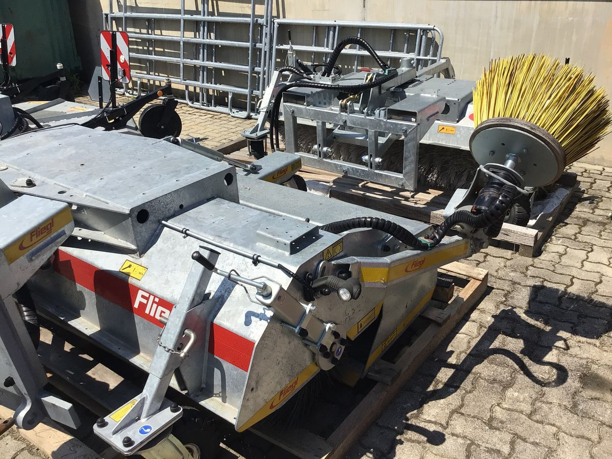 Fliegl Profi 2300 - Zametač: obrázek 3 Fliegl Profi 2300 - Zametač: obrázek 3