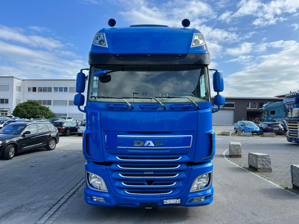 DAF XF510 6x2 - Plachtový nákladní auto: obrázek 2 DAF XF510 6x2 - Plachtový nákladní auto: obrázek 2