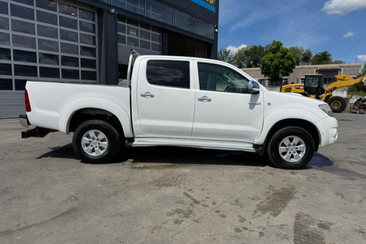 Toyota Hilux 3.0D 4WD - Dodávka: obrázek 4 Toyota Hilux 3.0D 4WD - Dodávka: obrázek 4