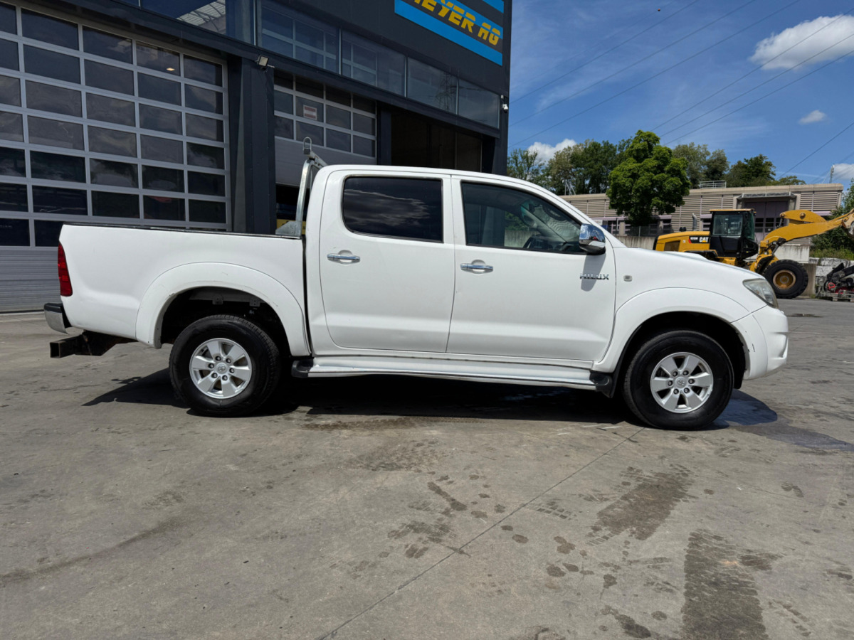 TOYOTA Hilux 3.0D 4WD - Pick-up: obrázek 4 TOYOTA Hilux 3.0D 4WD - Pick-up: obrázek 4
