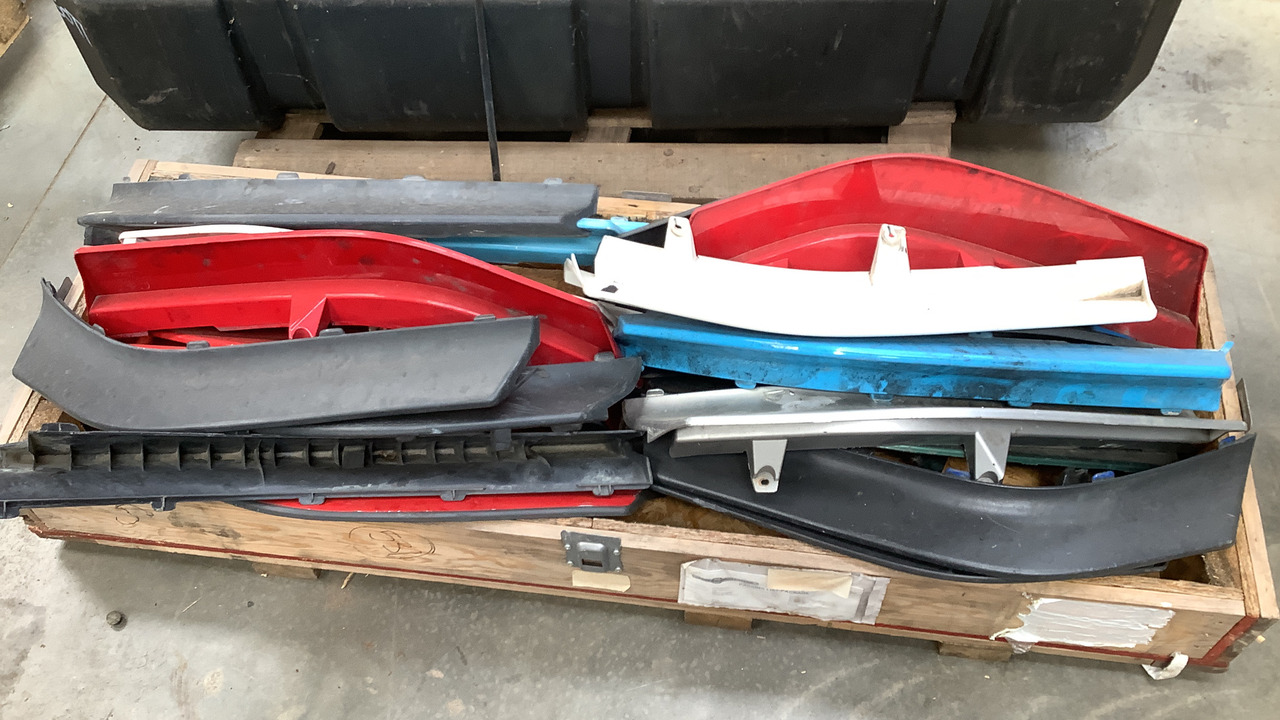 SMALL PALLET OF CAR PARTS - Stavební zařízení: obrázek 2 SMALL PALLET OF CAR PARTS - Stavební zařízení: obrázek 2