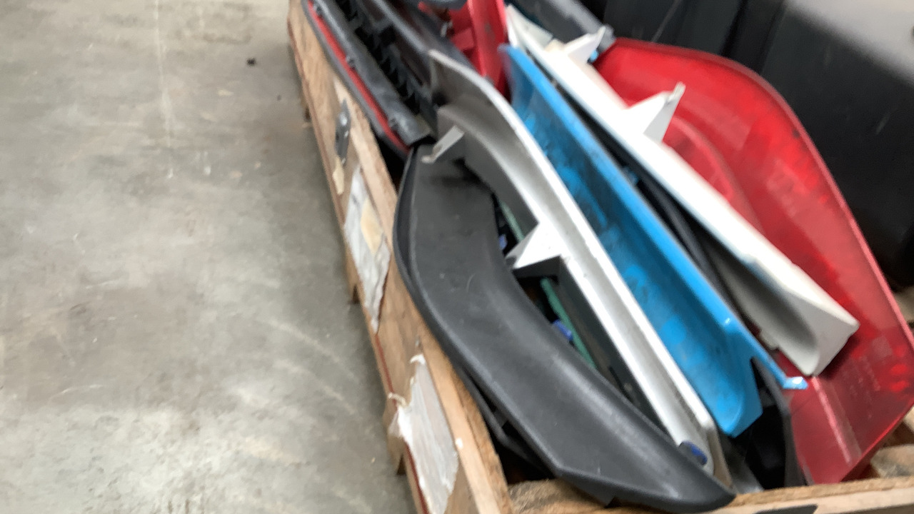 SMALL PALLET OF CAR PARTS - Stavební zařízení: obrázek 3 SMALL PALLET OF CAR PARTS - Stavební zařízení: obrázek 3