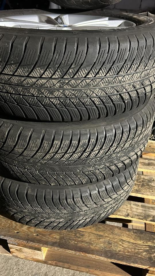 BMW X5 Winterreifen + Felgen 225/60R18 - Kompletní kolo pro Osobní auto: obrázek 2 BMW X5 Winterreifen + Felgen 225/60R18 - Kompletní kolo pro Osobní auto: obrázek 2