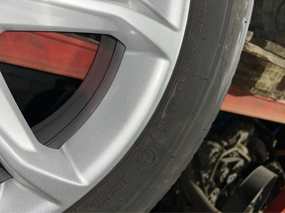BMW X5 Winterreifen + Felgen 225/60R18 - Kompletní kolo pro Osobní auto: obrázek 4 BMW X5 Winterreifen + Felgen 225/60R18 - Kompletní kolo pro Osobní auto: obrázek 4