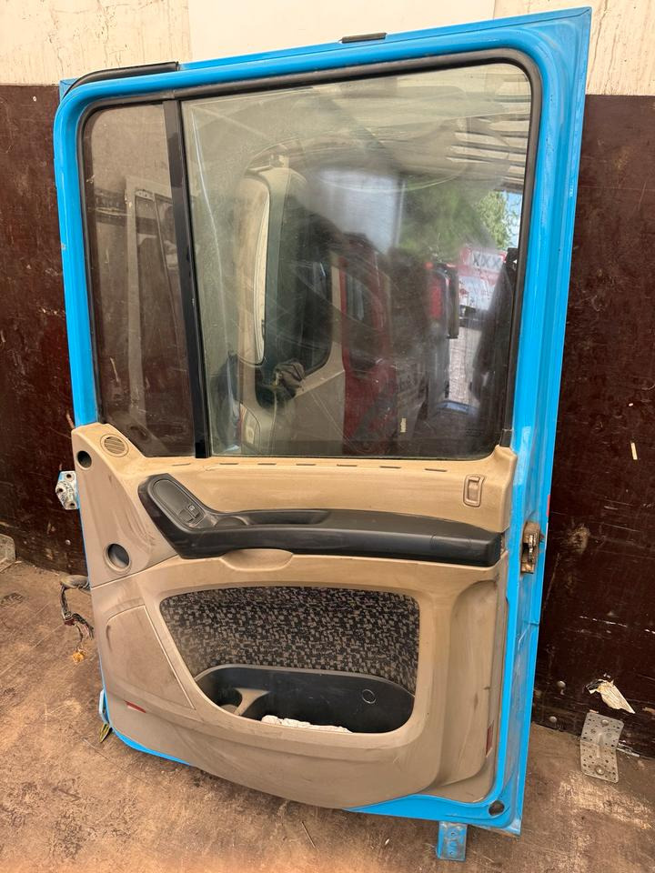 DAF XF 105,460 Beifahrertür Blau Spiegel Innenverkleidung LN 48 - Dveře a díly pro Nákladní auto: obrázek 2 DAF XF 105,460 Beifahrertür Blau Spiegel Innenverkleidung LN 48 - Dveře a díly pro Nákladní auto: obrázek 2