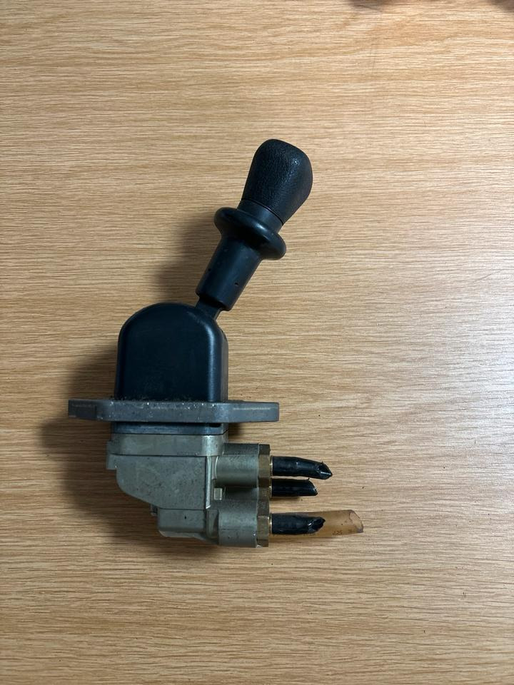 MAN KNORR-BREMSE Handbremsventil / Festellbremse 81.52315-6171 - Řadící páka pro Nákladní auto: obrázek 1 MAN KNORR-BREMSE Handbremsventil / Festellbremse 81.52315-6171 - Řadící páka pro Nákladní auto: obrázek 1