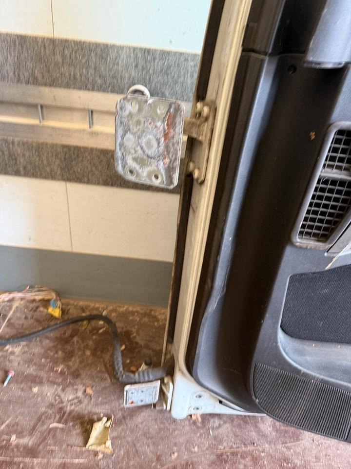 MAN TGX Beifahrertür Weiß Innenverkleidung LN 67 - Dveře a díly pro Nákladní auto: obrázek 3 MAN TGX Beifahrertür Weiß Innenverkleidung LN 67 - Dveře a díly pro Nákladní auto: obrázek 3