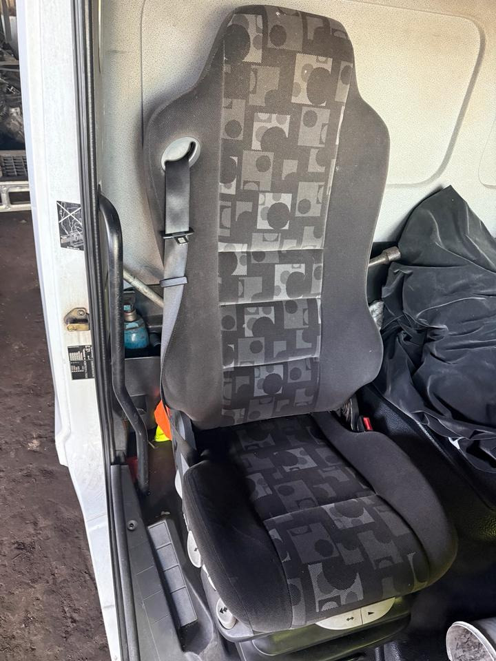 Mercedes Atego 3 Beifahrersitz mit Luft - Sedaček pro Nákladní auto: obrázek 1 Mercedes Atego 3 Beifahrersitz mit Luft - Sedaček pro Nákladní auto: obrázek 1