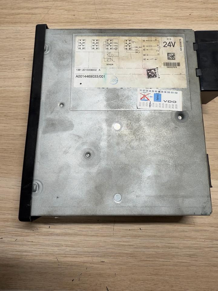 Mercedes Benz Actros MP4 VDO Tachograph A0014469033 - Tachograf: obrázek 4 Mercedes Benz Actros MP4 VDO Tachograph A0014469033 - Tachograf: obrázek 4