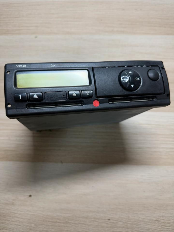 Mercedes Benz Actros MP4 VDO Tachograph A0014469033 - Tachograf: obrázek 2 Mercedes Benz Actros MP4 VDO Tachograph A0014469033 - Tachograf: obrázek 2