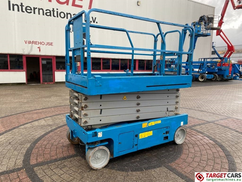 Genie GS-3246 Electric Scissor Work Lift 1175cm - Nůžková plošina: obrázek 1 Genie GS-3246 Electric Scissor Work Lift 1175cm - Nůžková plošina: obrázek 1