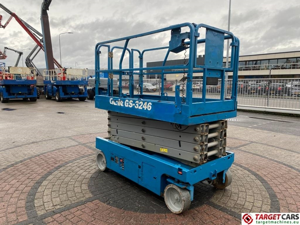 Genie GS-3246 Electric Scissor Work Lift 1175cm - Nůžková plošina: obrázek 2 Genie GS-3246 Electric Scissor Work Lift 1175cm - Nůžková plošina: obrázek 2