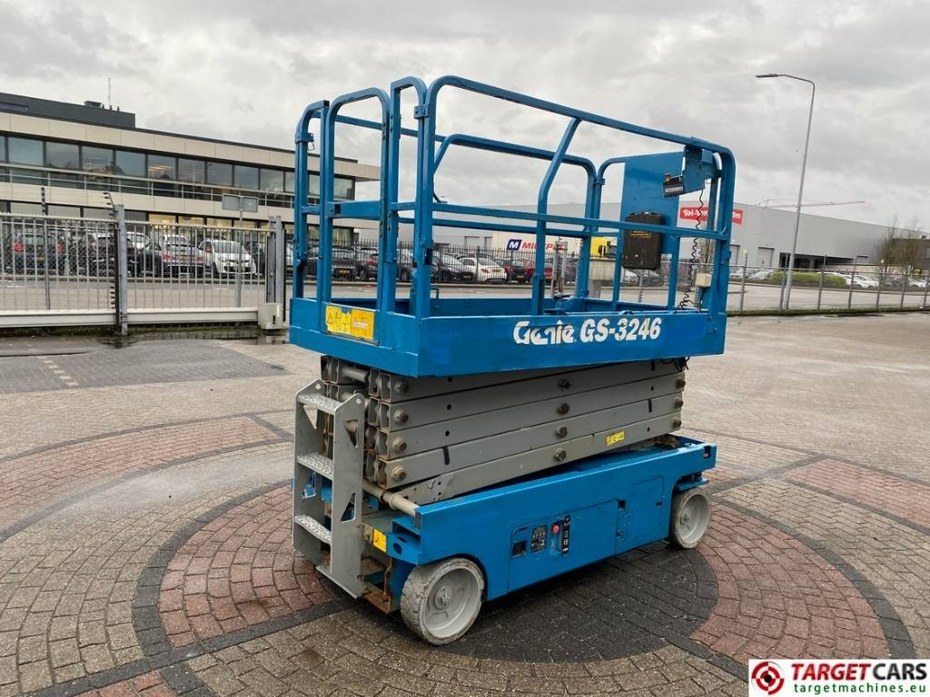 Genie GS-3246 Electric Scissor Work Lift 1175cm - Nůžková plošina: obrázek 3 Genie GS-3246 Electric Scissor Work Lift 1175cm - Nůžková plošina: obrázek 3