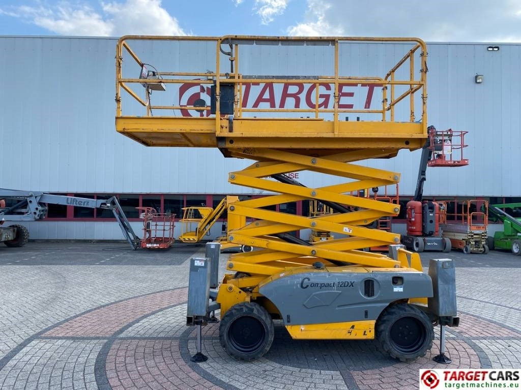 Haulotte Compact 12DX Diesel 4x4 Scissor Work Lift 1206cm - Nůžková plošina: obrázek 5 Haulotte Compact 12DX Diesel 4x4 Scissor Work Lift 1206cm - Nůžková plošina: obrázek 5
