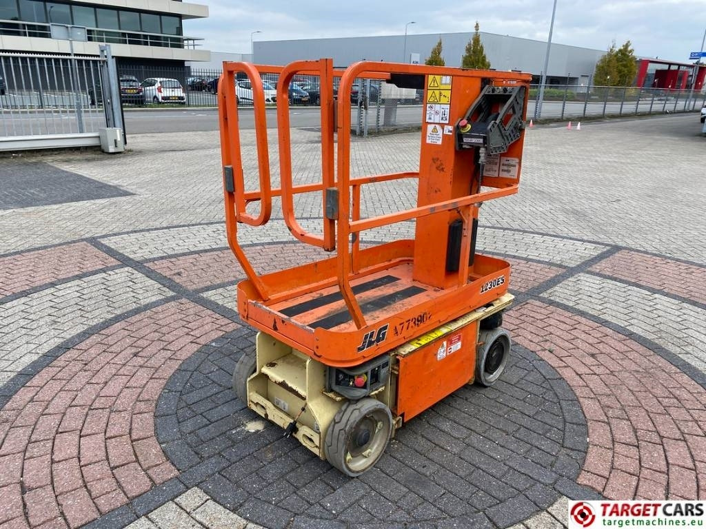 JLG 1230ES Electric Vertical Mast Work Lift 566cm - Vertikální sloupový výtah: obrázek 3 JLG 1230ES Electric Vertical Mast Work Lift 566cm - Vertikální sloupový výtah: obrázek 3