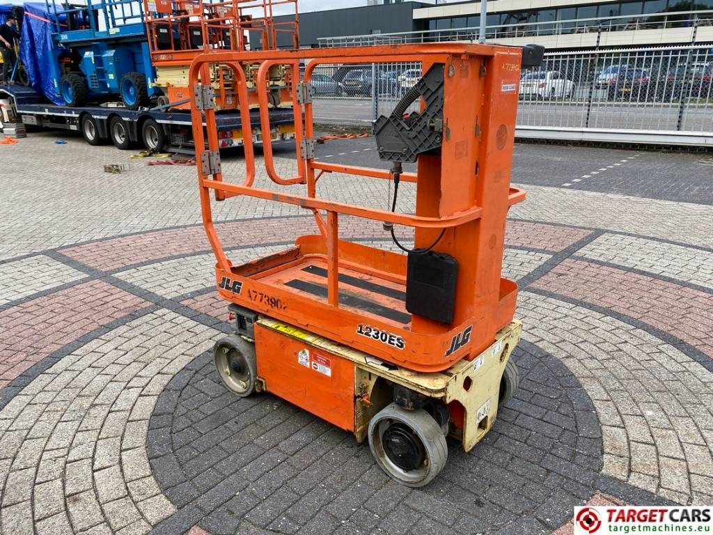JLG 1230ES Electric Vertical Mast Work Lift 566cm - Vertikální sloupový výtah: obrázek 2 JLG 1230ES Electric Vertical Mast Work Lift 566cm - Vertikální sloupový výtah: obrázek 2