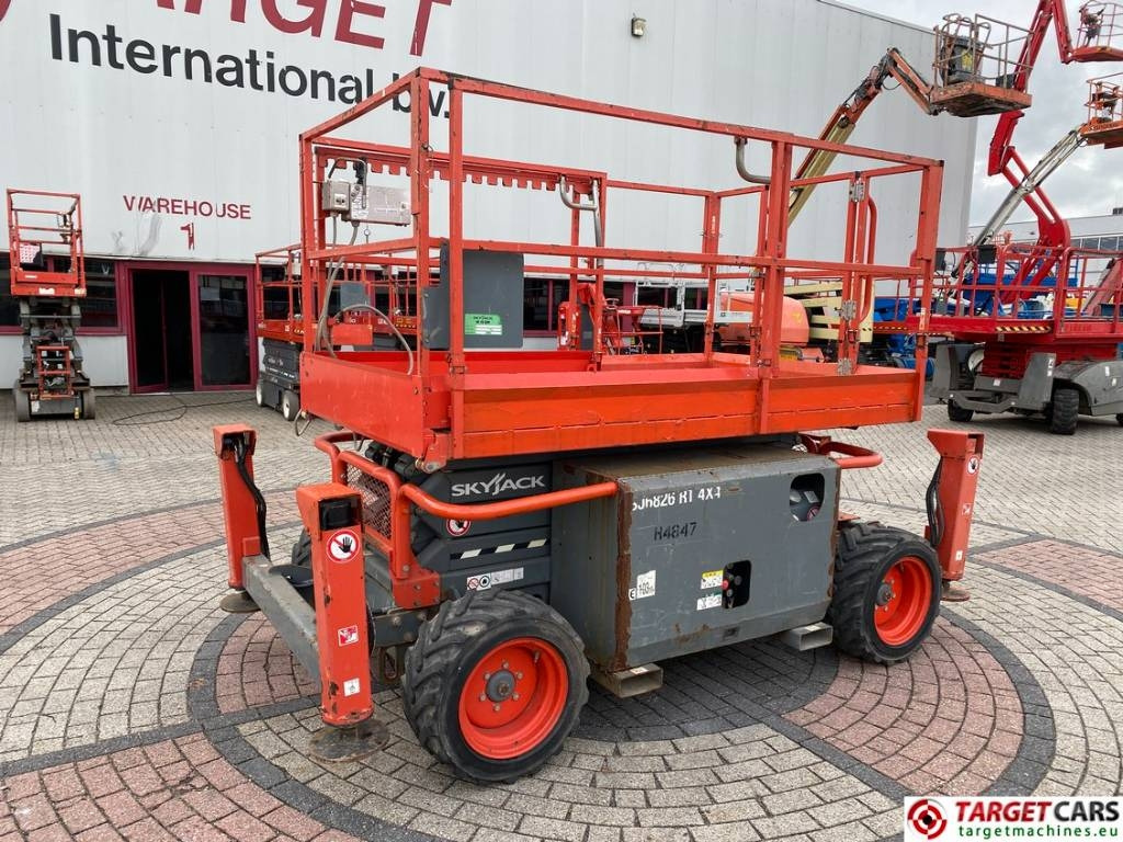 SkyJack SJ6826RT Diesel 4x4 Scissor Work Lift 992cm - Nůžková plošina: obrázek 1 SkyJack SJ6826RT Diesel 4x4 Scissor Work Lift 992cm - Nůžková plošina: obrázek 1
