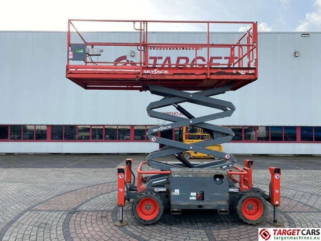 SkyJack SJ6826RT Diesel 4x4 Scissor Work Lift 992cm - Nůžková plošina: obrázek 5 SkyJack SJ6826RT Diesel 4x4 Scissor Work Lift 992cm - Nůžková plošina: obrázek 5