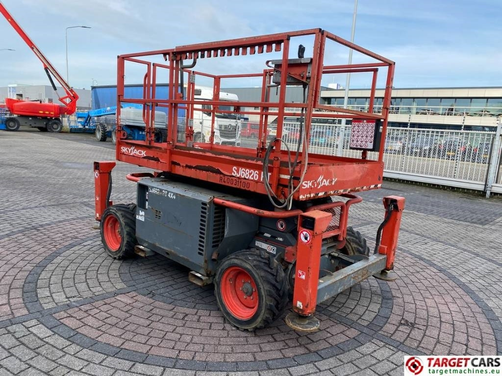 SkyJack SJ6826RT Diesel 4x4 Scissor Work Lift 992cm - Nůžková plošina: obrázek 2 SkyJack SJ6826RT Diesel 4x4 Scissor Work Lift 992cm - Nůžková plošina: obrázek 2