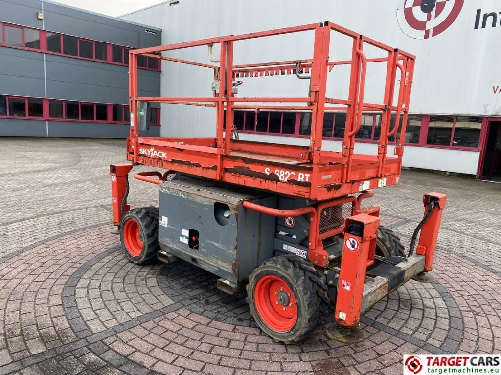 SkyJack SJ6826RT Diesel 4x4 Scissor Work Lift 992cm - Nůžková plošina: obrázek 4 SkyJack SJ6826RT Diesel 4x4 Scissor Work Lift 992cm - Nůžková plošina: obrázek 4