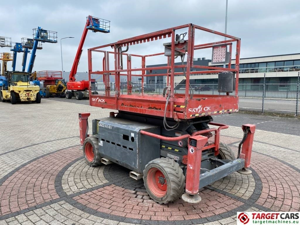 SkyJack SJ6832 RTE Electric 4x4 Scissor Work Lift 1175cm - Nůžková plošina: obrázek 2 SkyJack SJ6832 RTE Electric 4x4 Scissor Work Lift 1175cm - Nůžková plošina: obrázek 2