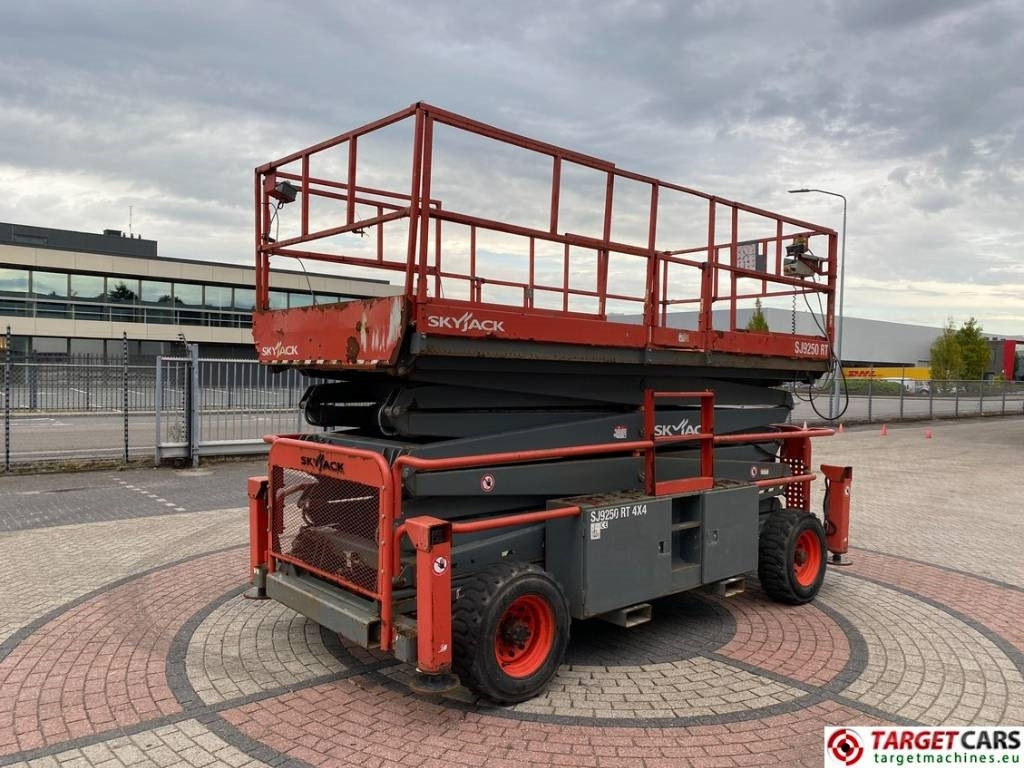 SkyJack SJ9250 RT Diesel 4x4 Scissor 9250 Work Lift 1720cm - Nůžková plošina: obrázek 3 SkyJack SJ9250 RT Diesel 4x4 Scissor 9250 Work Lift 1720cm - Nůžková plošina: obrázek 3