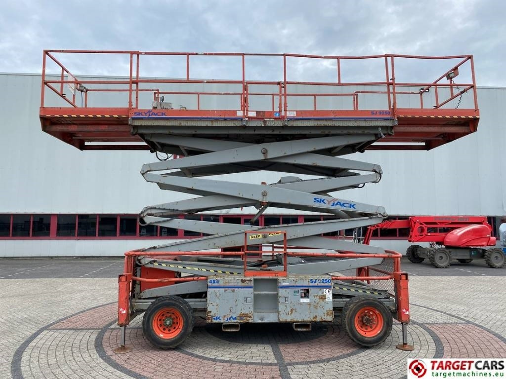 SkyJack SJ9250 RT Diesel Scissor Work Lift 1720cm - Nůžková plošina: obrázek 5 SkyJack SJ9250 RT Diesel Scissor Work Lift 1720cm - Nůžková plošina: obrázek 5