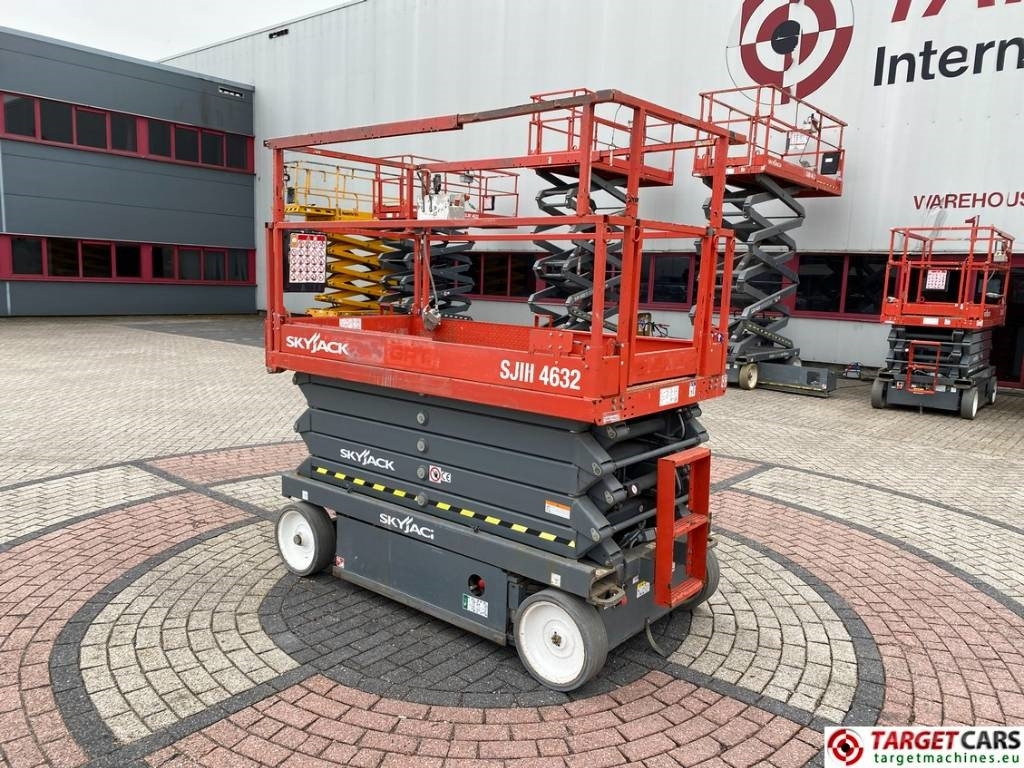 SkyJack SJIII-4632 Electric 4632 Scissor Work Lift 1170cm - Nůžková plošina: obrázek 4 SkyJack SJIII-4632 Electric 4632 Scissor Work Lift 1170cm - Nůžková plošina: obrázek 4