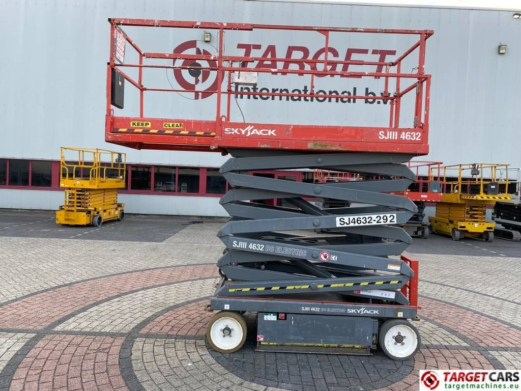 SkyJack SJIII-4632 Electric 4632 Scissor Work Lift 1170cm  - Nůžková plošina: obrázek 5 SkyJack SJIII-4632 Electric 4632 Scissor Work Lift 1170cm  - Nůžková plošina: obrázek 5