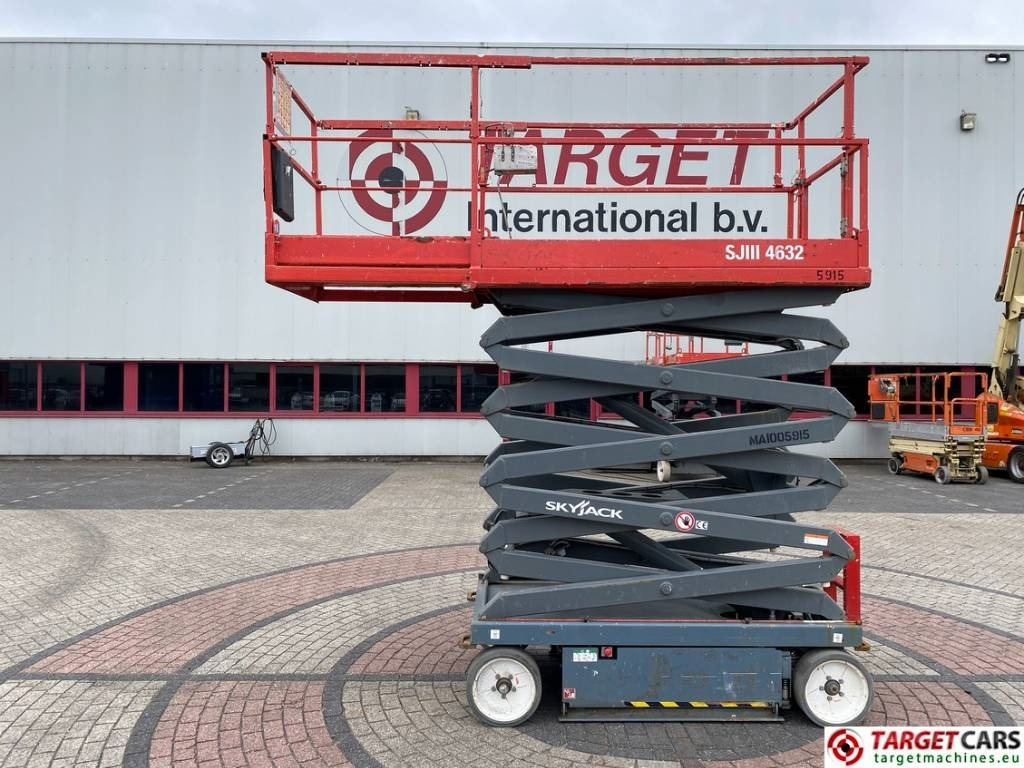 SkyJack SJIII-4632 Electric Scissor Work Lift 1170cm - Nůžková plošina: obrázek 4 SkyJack SJIII-4632 Electric Scissor Work Lift 1170cm - Nůžková plošina: obrázek 4
