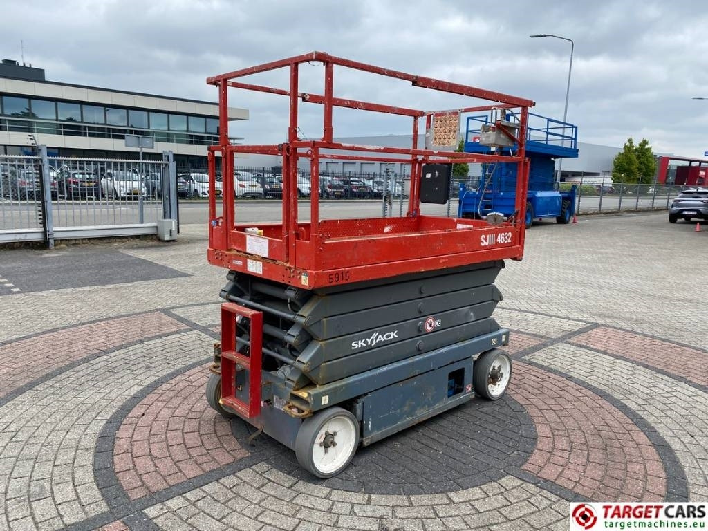 SkyJack SJIII-4632 Electric Scissor Work Lift 1170cm - Nůžková plošina: obrázek 3 SkyJack SJIII-4632 Electric Scissor Work Lift 1170cm - Nůžková plošina: obrázek 3