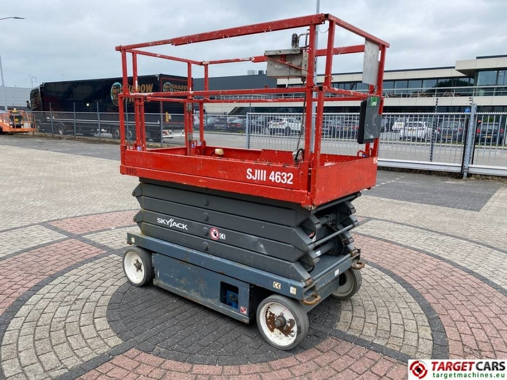 SkyJack SJIII-4632 Electric Scissor Work Lift 1170cm - Nůžková plošina: obrázek 2 SkyJack SJIII-4632 Electric Scissor Work Lift 1170cm - Nůžková plošina: obrázek 2