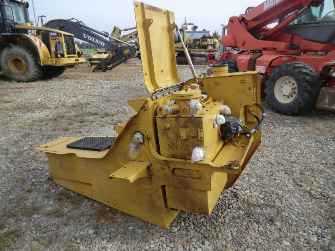 Caterpillar 735 Serbatoio gasolio - Palivová nádrž pro Stavební technika: obrázek 4 Caterpillar 735 Serbatoio gasolio - Palivová nádrž pro Stavební technika: obrázek 4