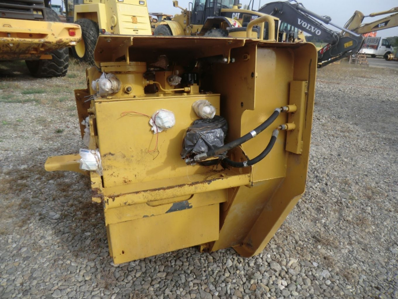Caterpillar 735 Serbatoio gasolio - Palivová nádrž pro Stavební technika: obrázek 1 Caterpillar 735 Serbatoio gasolio - Palivová nádrž pro Stavební technika: obrázek 1