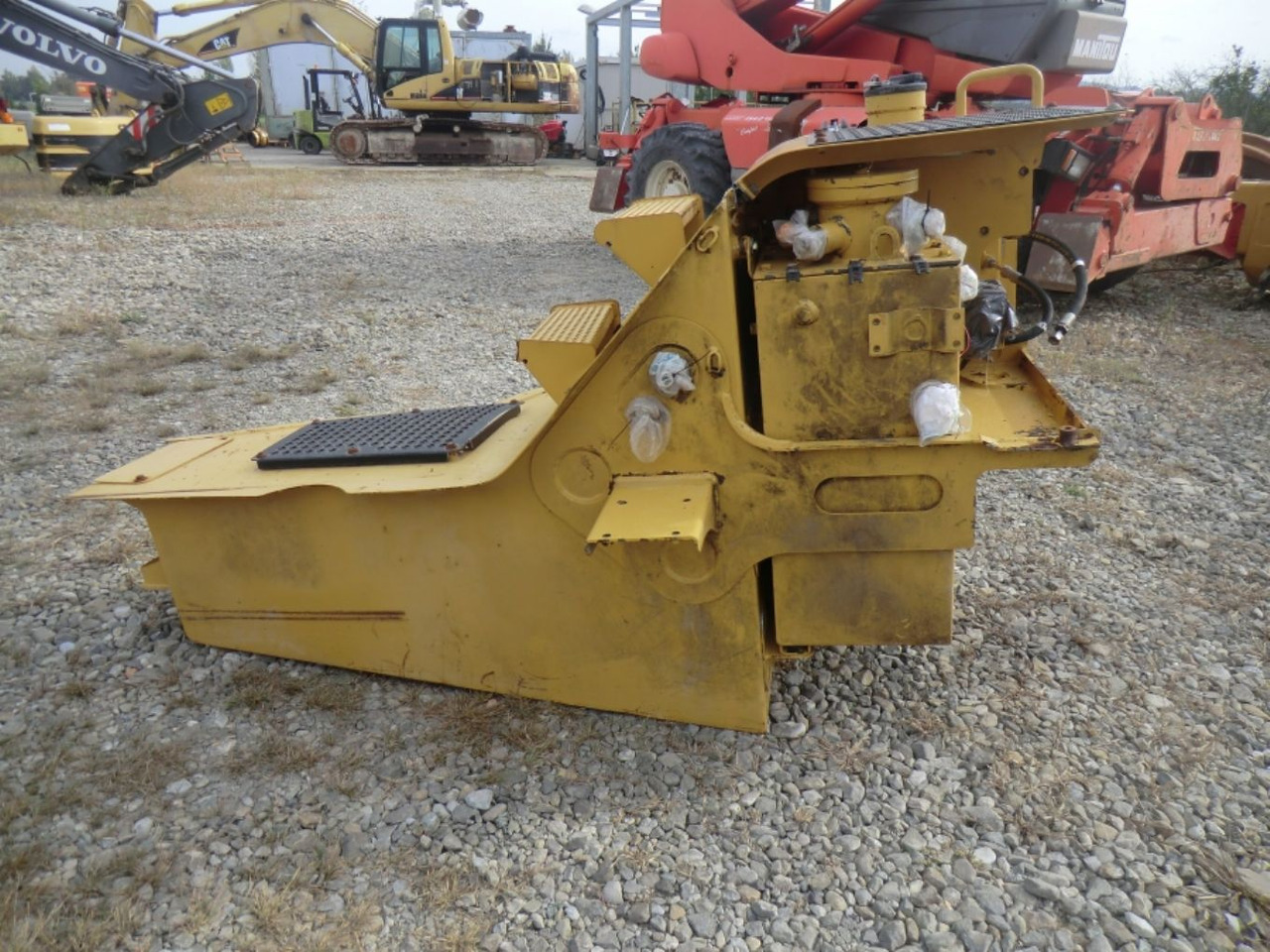 Caterpillar 735 Serbatoio gasolio - Palivová nádrž pro Stavební technika: obrázek 2 Caterpillar 735 Serbatoio gasolio - Palivová nádrž pro Stavební technika: obrázek 2