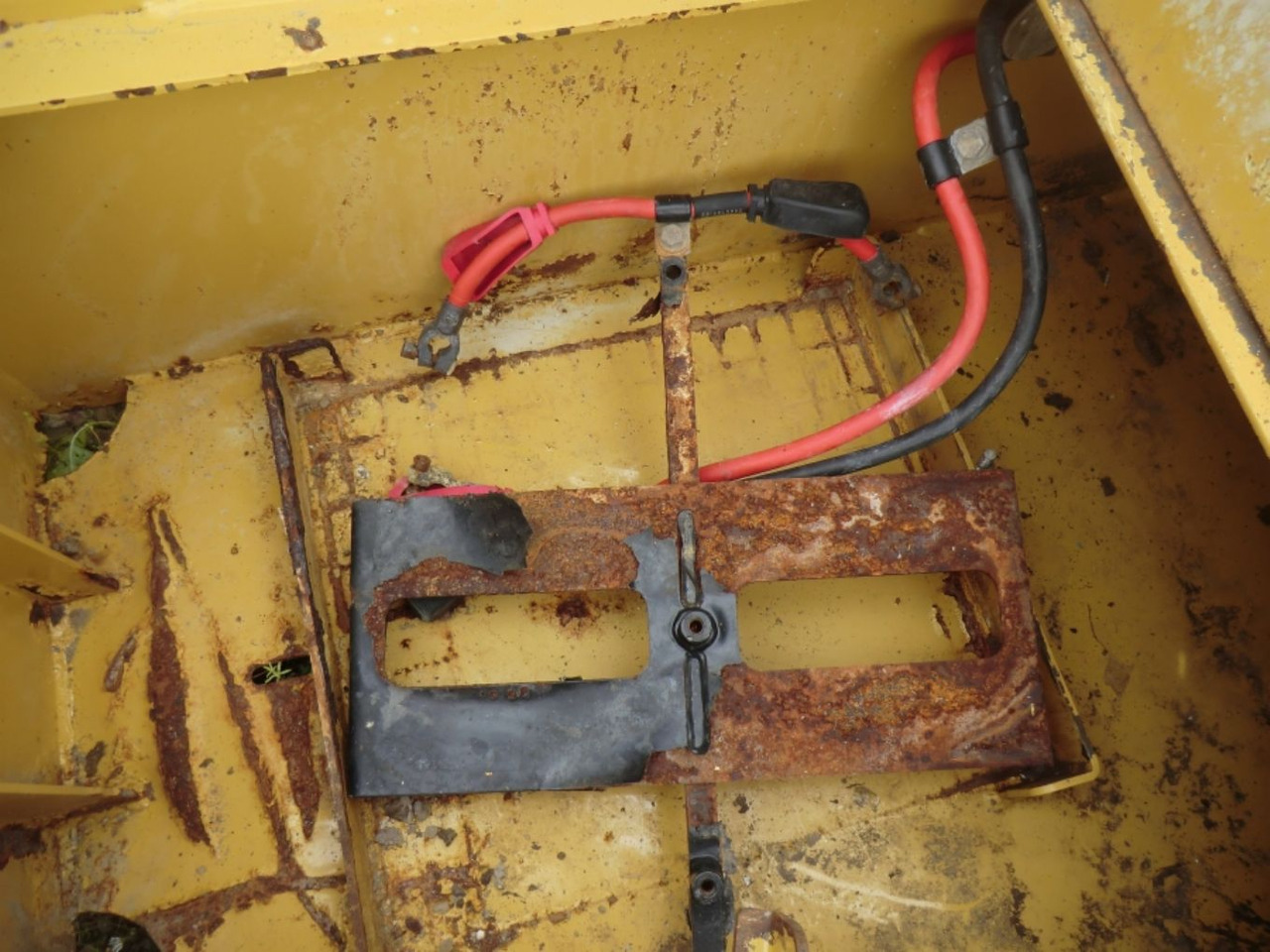 Caterpillar 735 Serbatotio olio idraulico, completo di porta batterie, quadro elettrico. - Hydraulická nádrž pro Stavební technika: obrázek 5 Caterpillar 735 Serbatotio olio idraulico, completo di porta batterie, quadro elettrico. - Hydraulická nádrž pro Stavební technika: obrázek 5