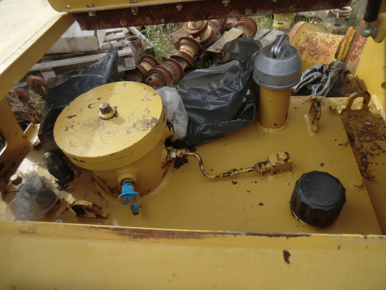 Caterpillar 735 Serbatotio olio idraulico, completo di porta batterie, quadro elettrico. - Hydraulická nádrž pro Stavební technika: obrázek 4 Caterpillar 735 Serbatotio olio idraulico, completo di porta batterie, quadro elettrico. - Hydraulická nádrž pro Stavební technika: obrázek 4