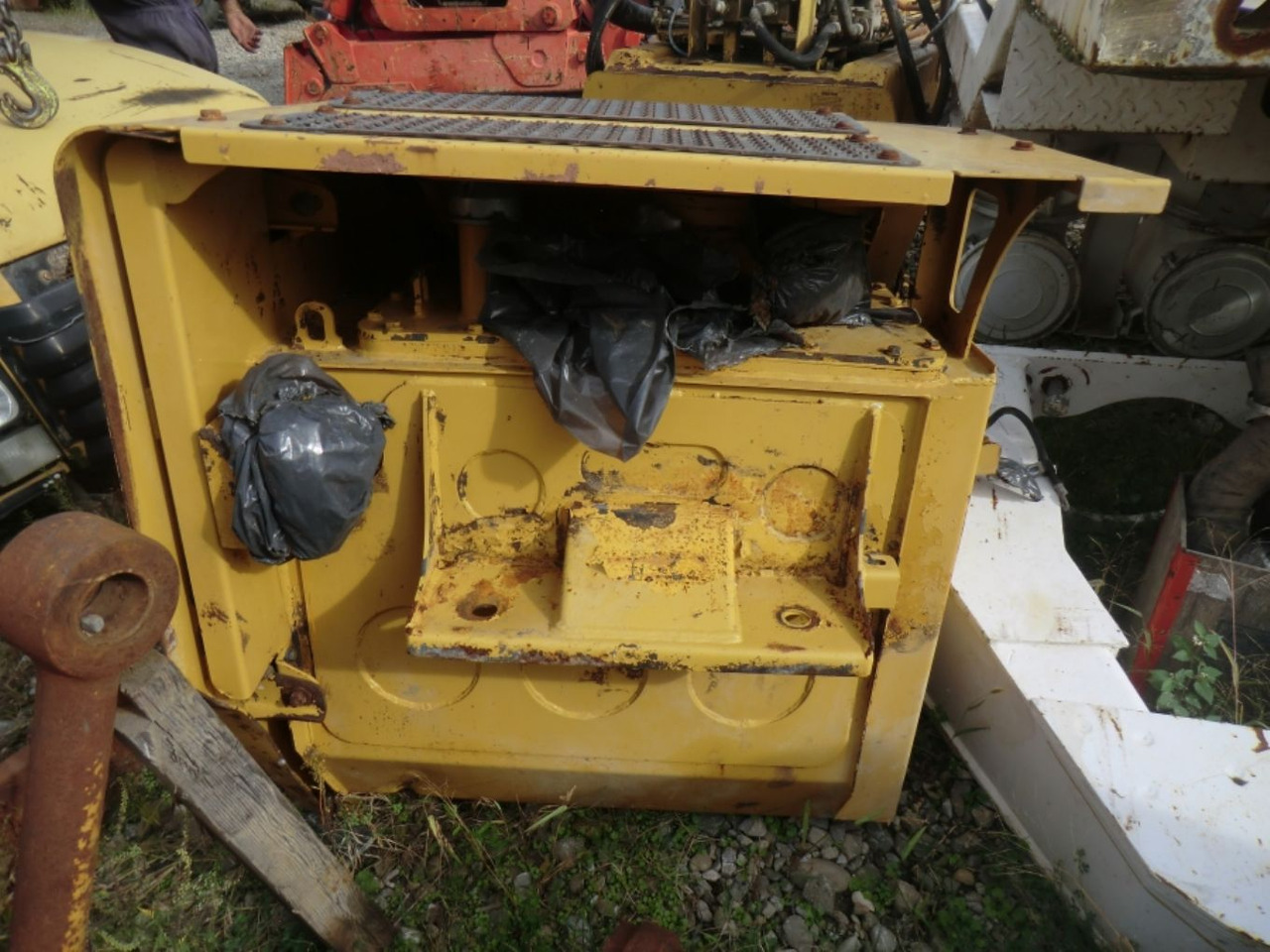 Caterpillar 735 Serbatotio olio idraulico, completo di porta batterie, quadro elettrico. - Hydraulická nádrž pro Stavební technika: obrázek 2 Caterpillar 735 Serbatotio olio idraulico, completo di porta batterie, quadro elettrico. - Hydraulická nádrž pro Stavební technika: obrázek 2